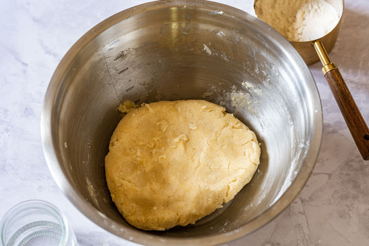 Showing how to make shortcrust pastry dough step 5