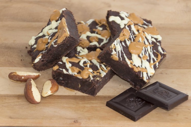 Flourless Dark Chocolate and Peanut Butter Brownies | happyfoodstube.com