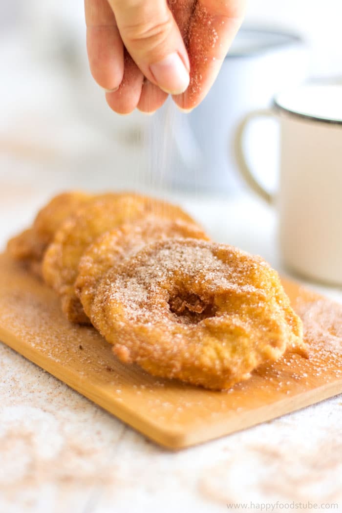 Homemade Fried Battered Apple Rings. Easy recipe | happyfoodstube.com