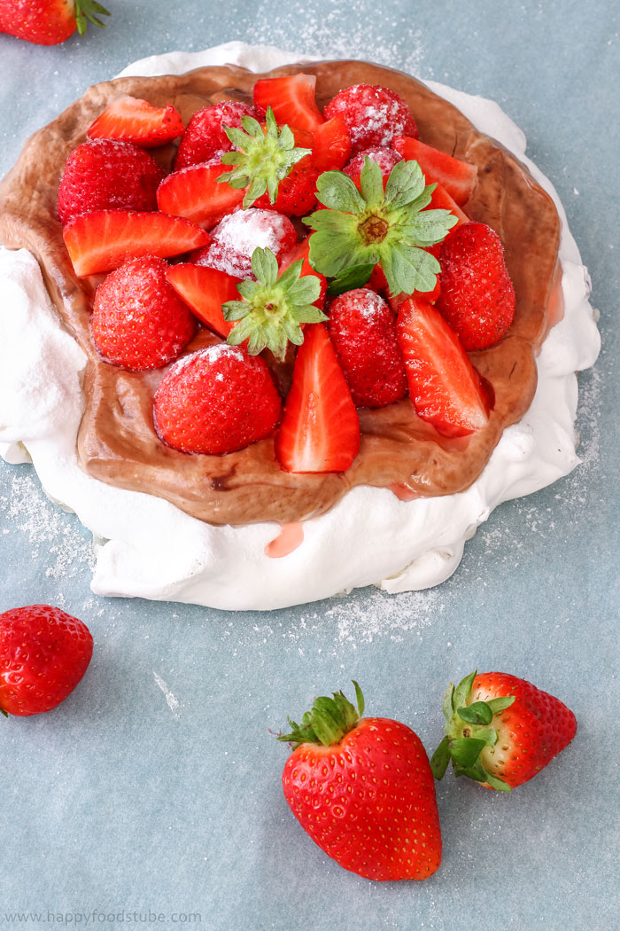 Hazelnut Pavlova Cake with Strawberries Pic