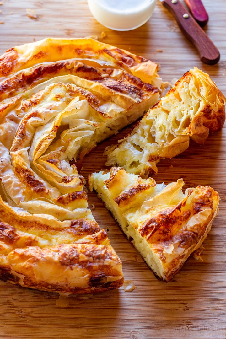 Banitsa en rodajas en la tabla de madera