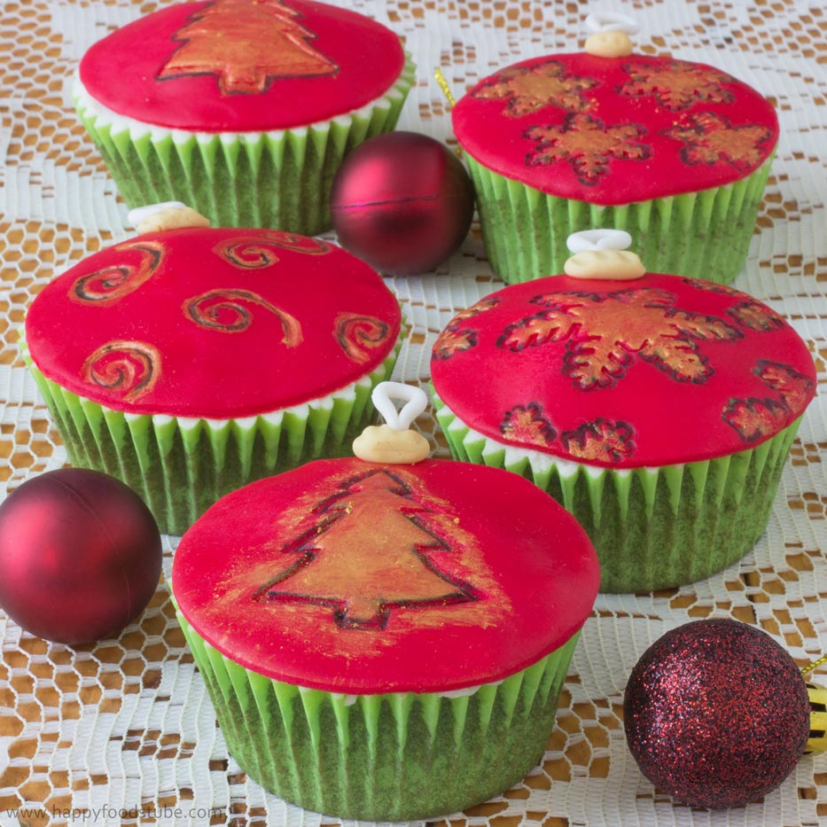 Christmas Baubles Cupcake Toppers | happyfoodstube.com