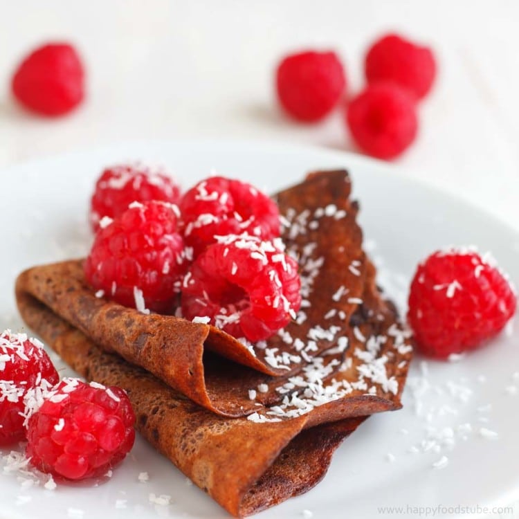 Dark Chocolate Crepes with Raspberries & Coconut - Super delicious crepes / pancakes recipe for chocolate lovers. Healthy ingredients, pancake tuesday, pancake day, vegetarian | happyfoodstube.com