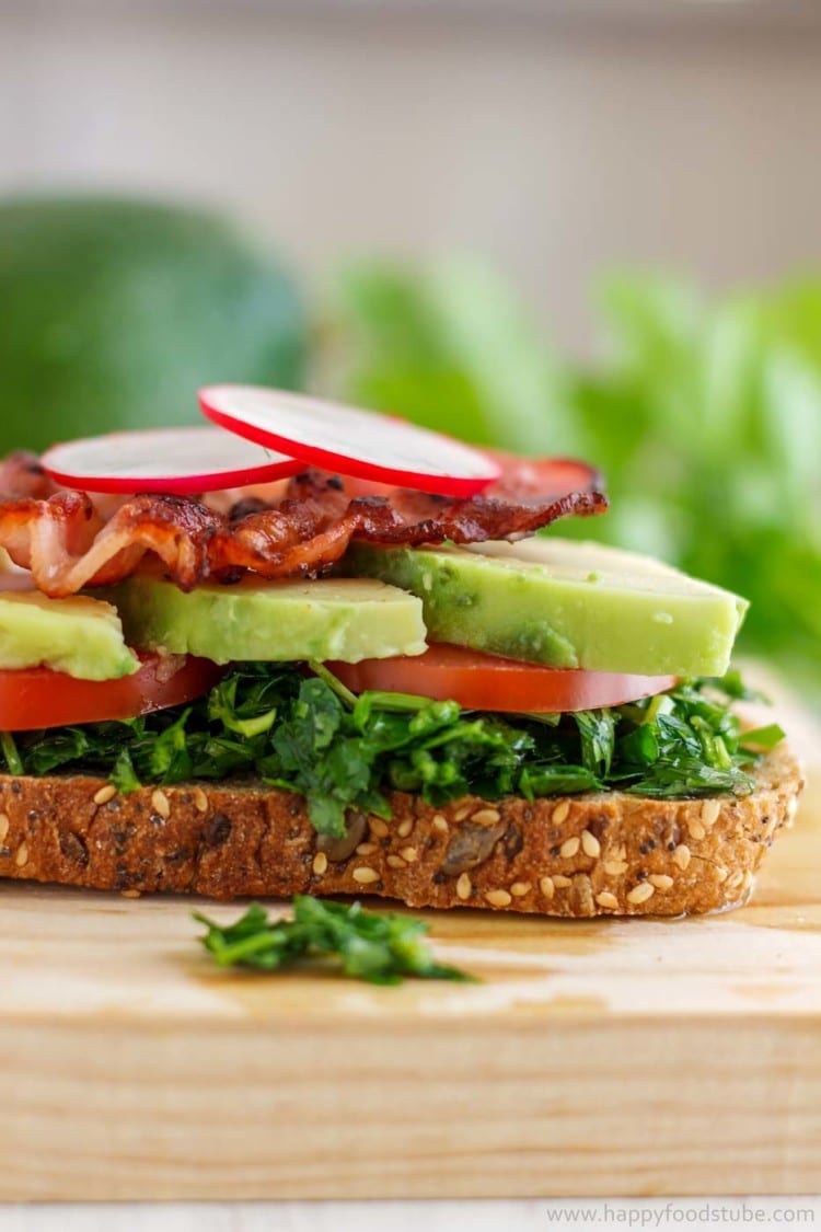 Parsley Toast Delight - Absolutely mouth-watering toast with parsley sauce spread over, topped with tomato, avocado and bacon. Yummy ♡ | happyfoodstube.com