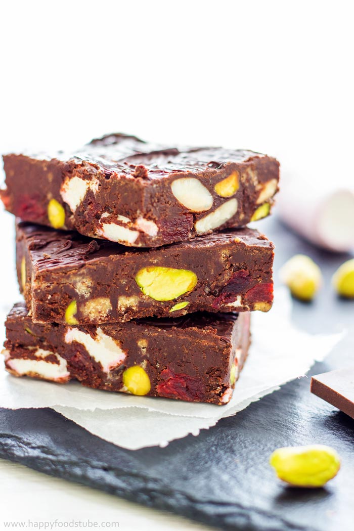 Dark Chocolate Guinness Rocky Road - Super easy no-bake dessert recipe, add your favorite ingredients like marshmallows, almonds, nuts, pistachios, cranberries. Best fridge cake idea! ♡ | happyfoodstube.com