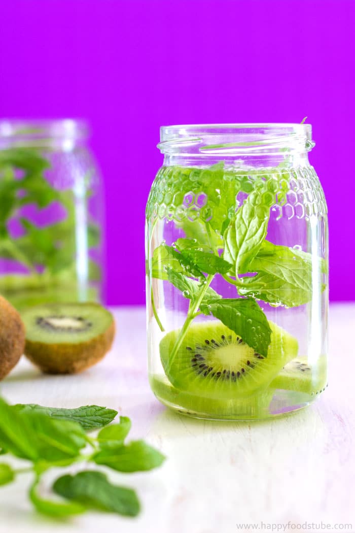 Kiwi and Mint Infused Water Recipe + 5 Tips for perfect Infused Water - Perfect for hydrating on hot summer days! ❤ | happyfoodstube.com