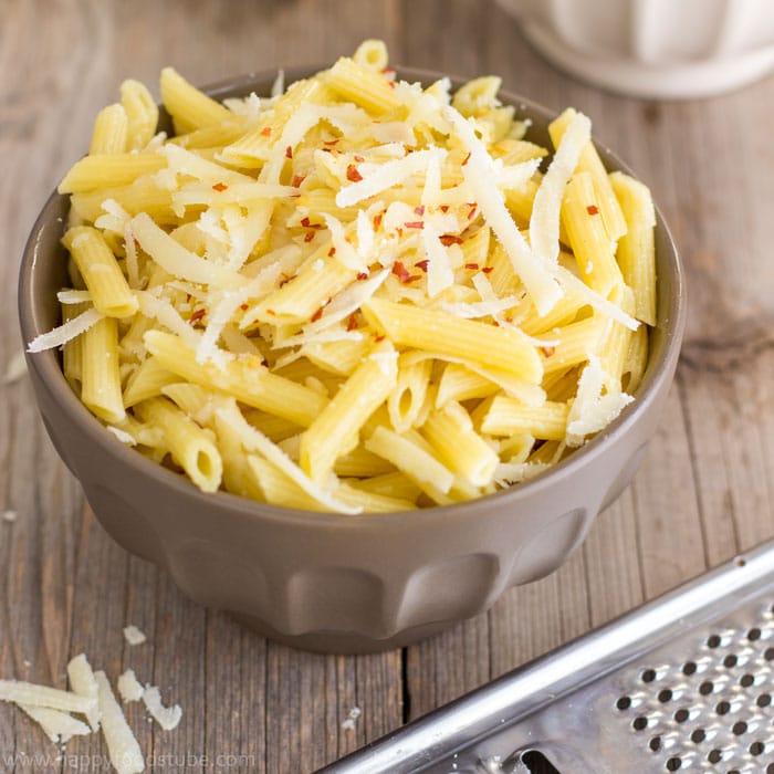 Simple Parmesan Chili Pasta - This is the easiest and fastest pasta recipe ever! | happyfoodstube.com