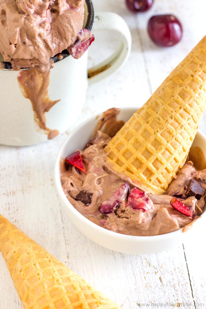 Easy No Churn Chocolate Cherry Ice Cream. Vegetarian. No Eggs! ❤ | happyfoodstube.com