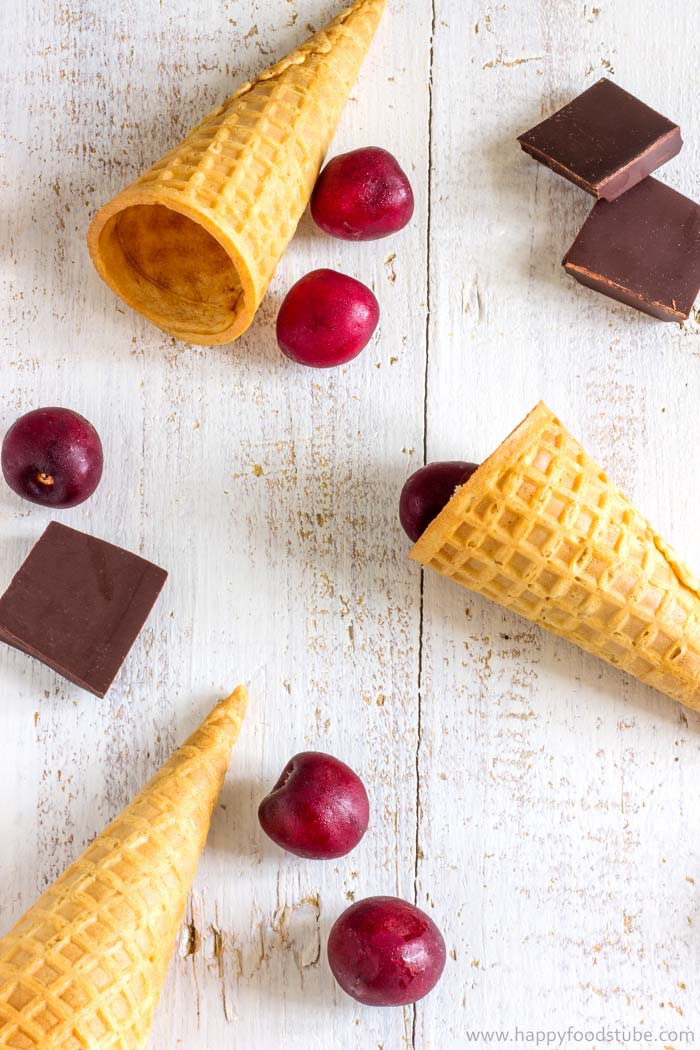 No Churn Chocolate Cherry Ice Cream | happyfoodstube.com