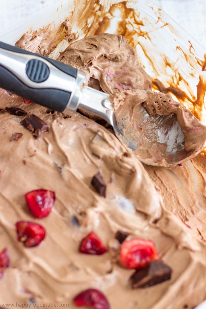 No Churn Chocolate Cherry Ice Cream. Vegetarian. No Eggs! ❤ | happyfoodstube.com