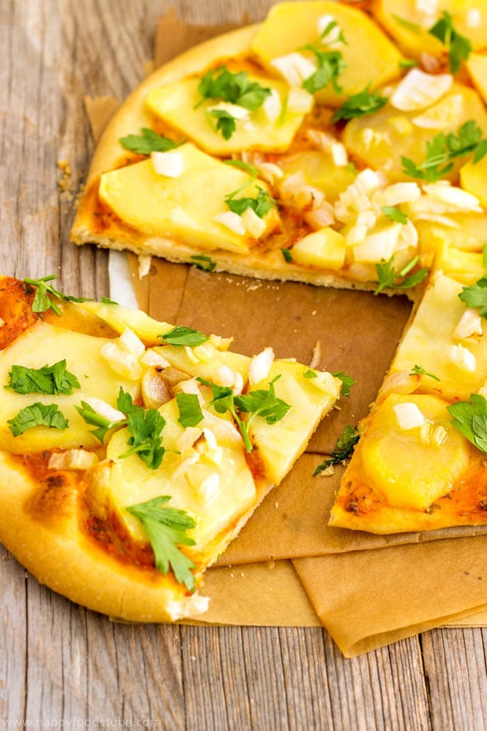 Homemade Vegan Potato Pizza. Easy Vegan Recipe. Only 5 Ingredients! | happyfoodstube.com