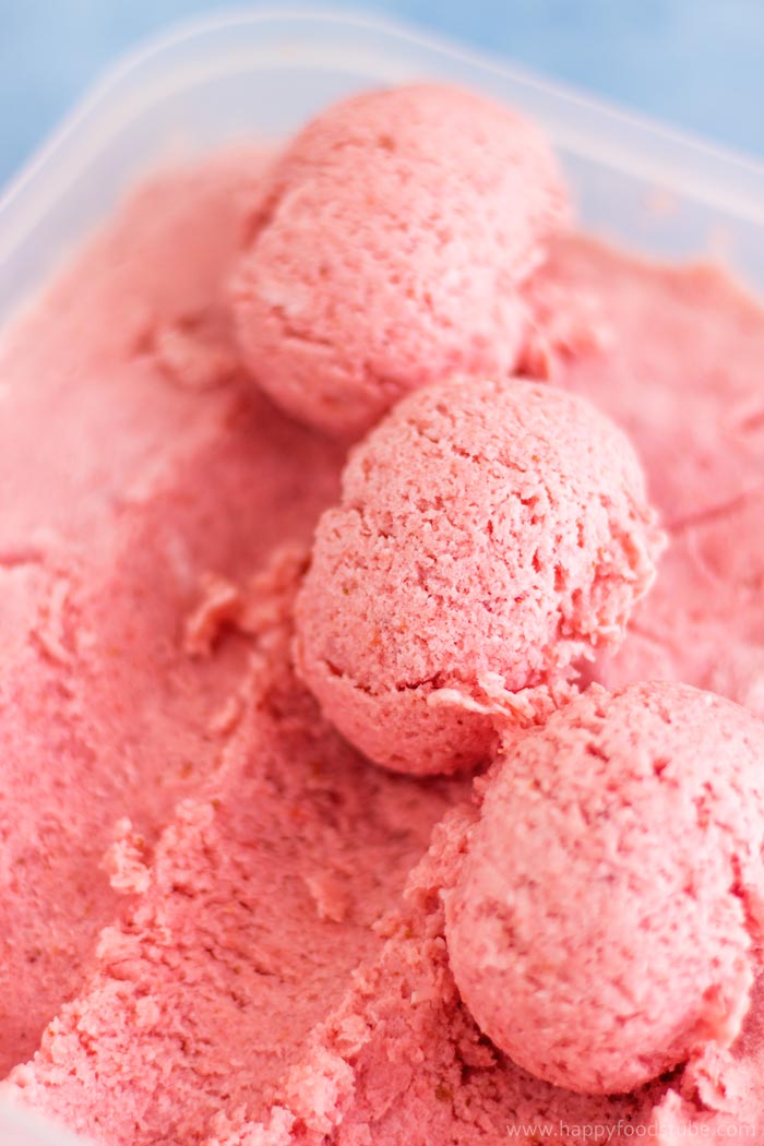 Strawberry Banana Frozen Yogurt | happyfoodstube.com