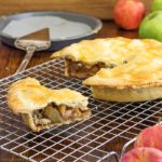 Super easy homemade apple pie recipe with fresh apples! | happyfoodstube.com