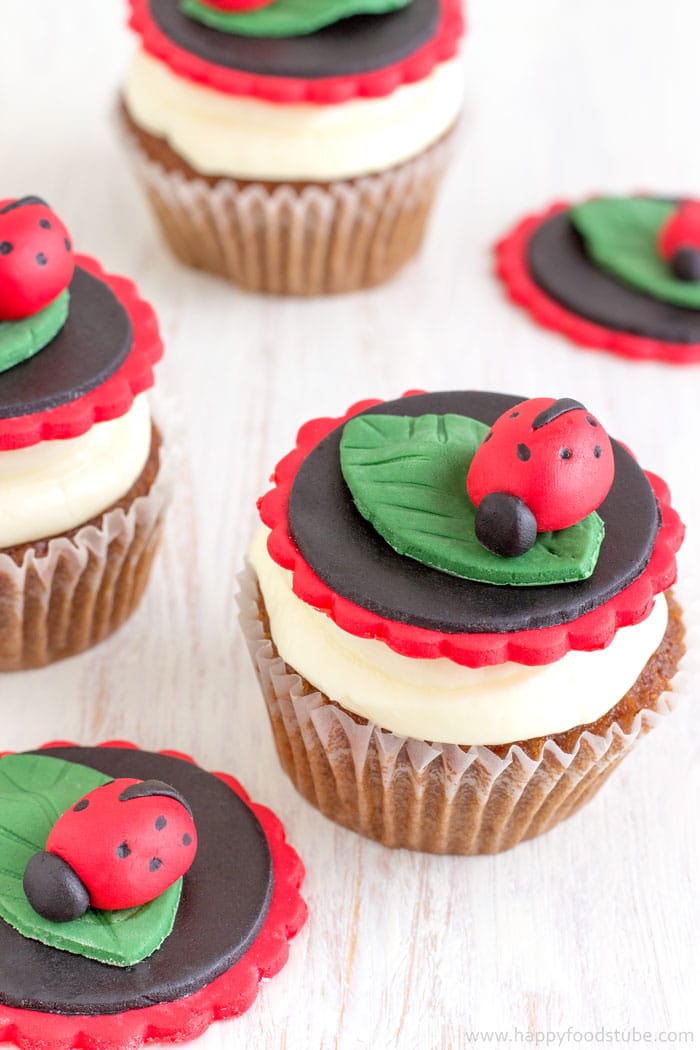 How to make Ladybug Cupcake Toppers. Easy Fondant Cupcake Decorating Tutorial. Ladybirds. | happyfoodstube.com