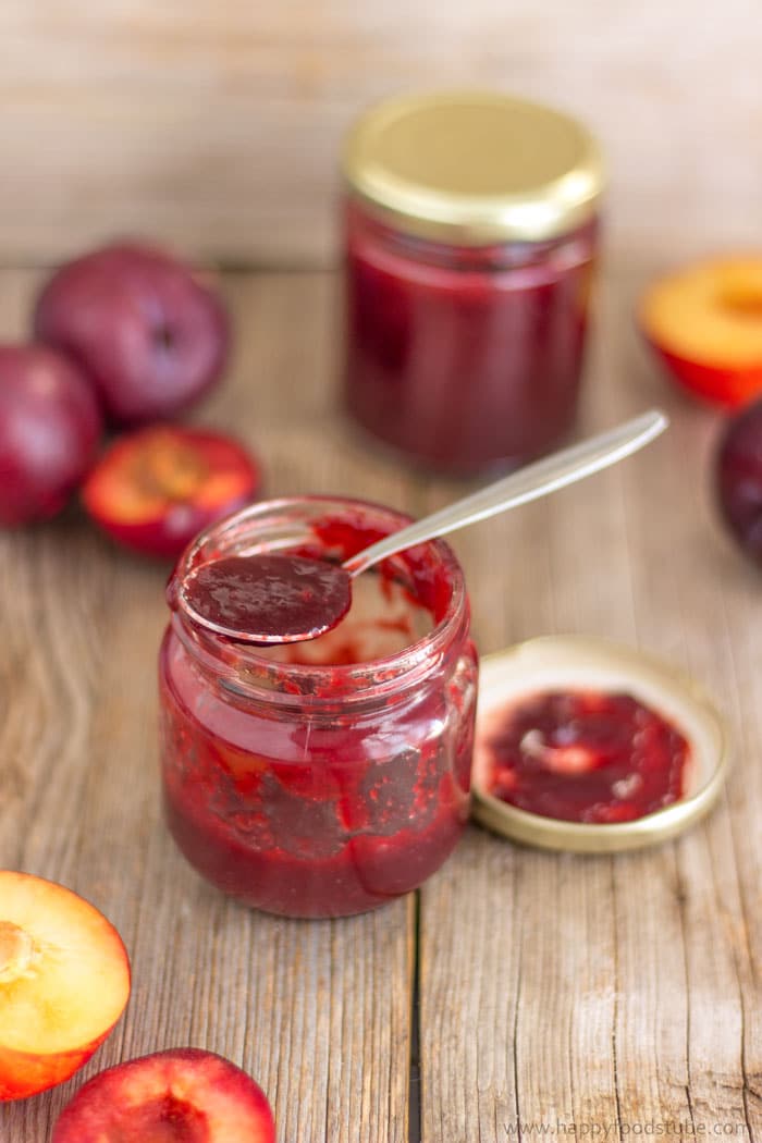 Homemade Low Sugar Cinnamon Plum Jam. Only 3 ingredients. Without pectin! | happyfoodstube.com