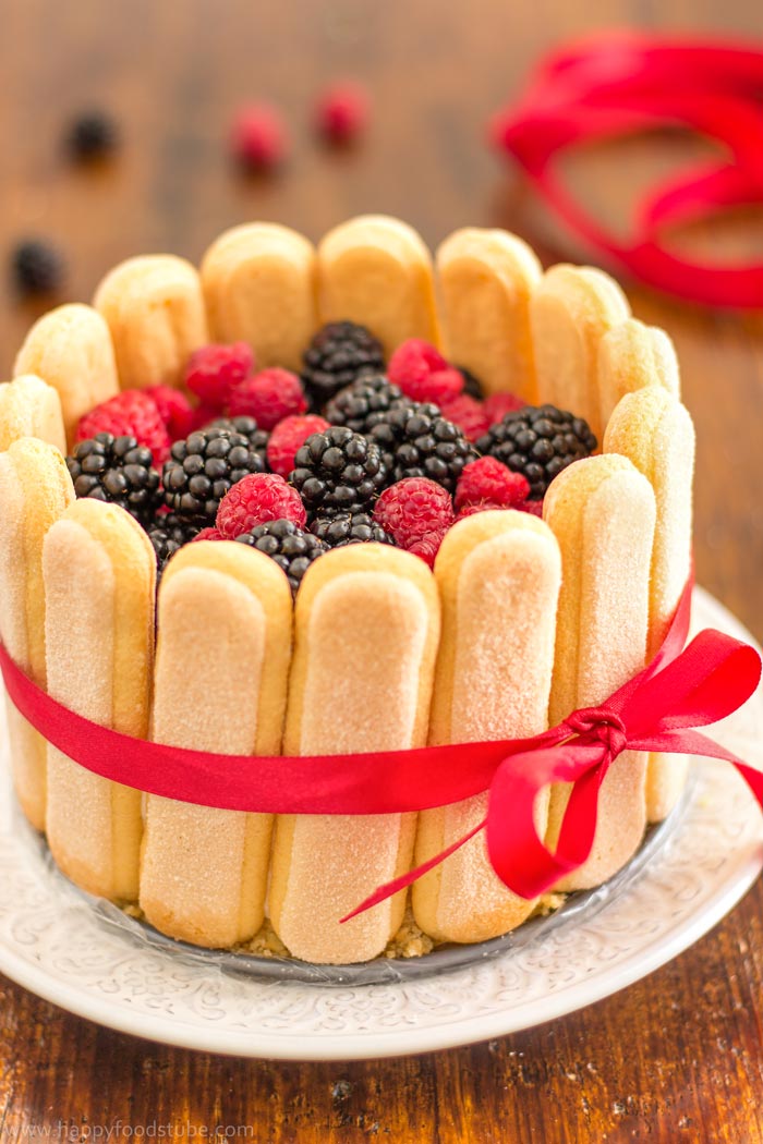 Mixed Berry Charlotte Cake. Super Easy No Bake Dessert Recipe! | happyfoodstube.com