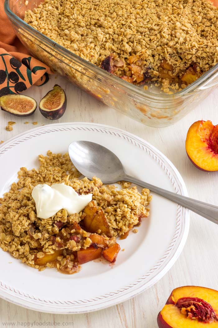 No Fuss Mixed Fruit Crisp with Hazelnuts is the right tasty dessert. Only simple ingredients | happyfoodstube.com