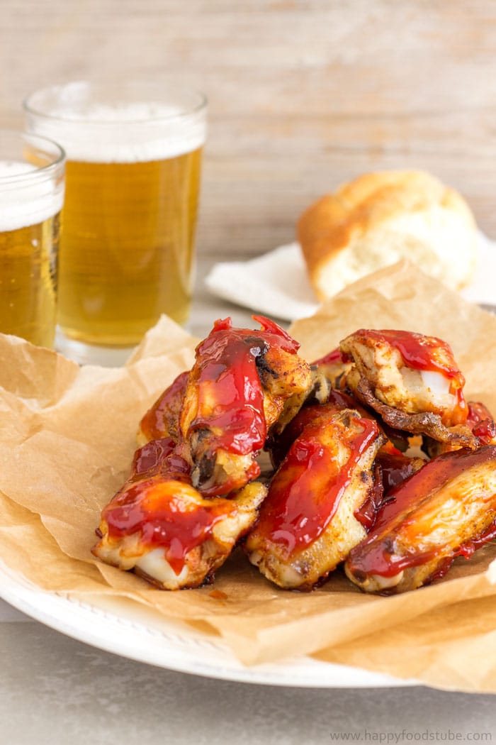 Oven Baked Sweet and Spicy Sticky Chicken Wings. Simple ingredients, 5 min to prepare, 45 min in the oven! | happyfoodstube.com