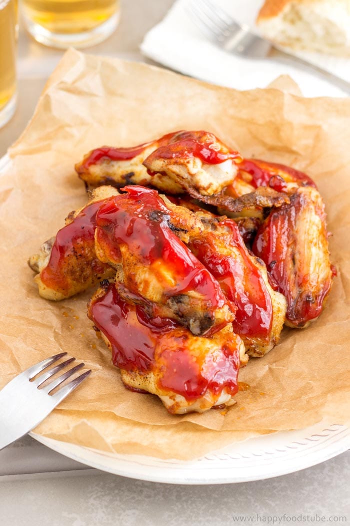 Easy Sweet and Spicy Sticky Chicken Wings. Simple ingredients, 5 min to prepare, 45 min in the oven! | happyfoodstube.com