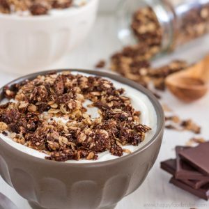 5 Ingredient Dark Chocolate Granola | happyfoodstube.com