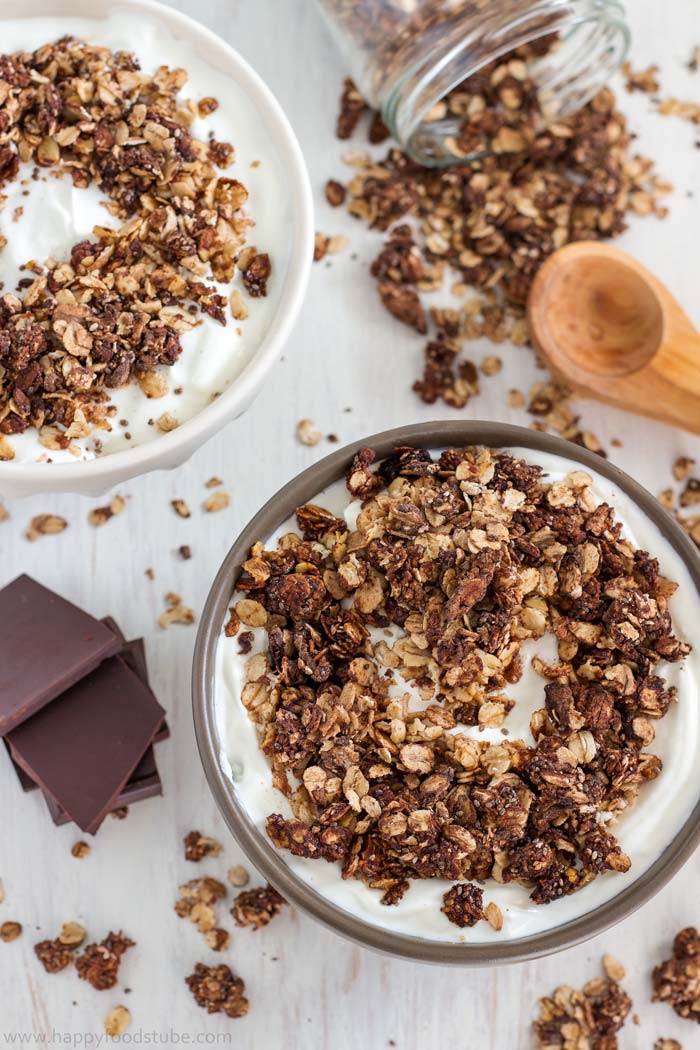 5 Ingredient Dark Chocolate Granola! This healthy breakfast or snack is also gluten free & nut free! | happyfoodstube.com