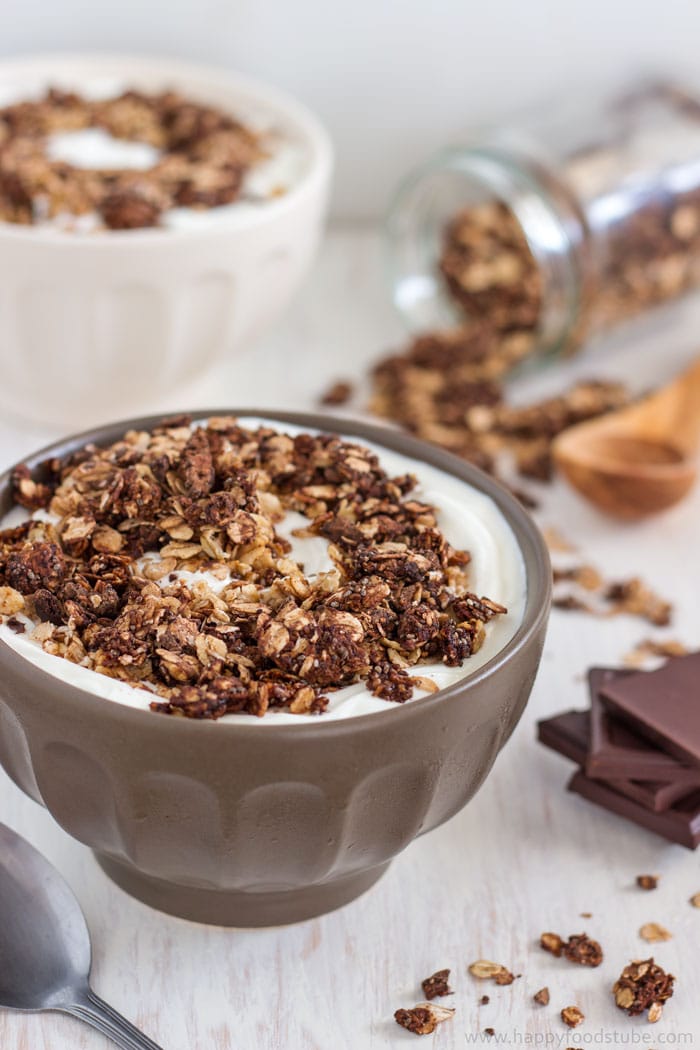 Homemade 5 Ingredient Dark Chocolate Granola. This healthy breakfast or snack is also gluten free & nut free! | happyfoodstube.com