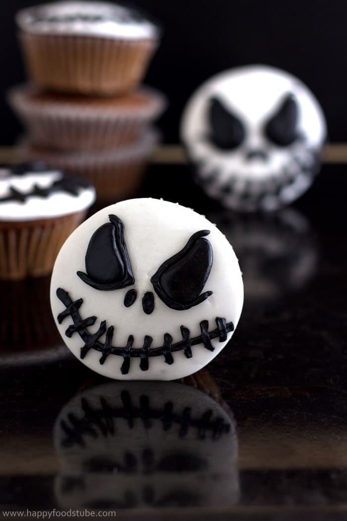 Halloween Jack Skellington Cupcake Toppers. Easy cake/cupcake decorating tutorial! | happyfoodstube.com