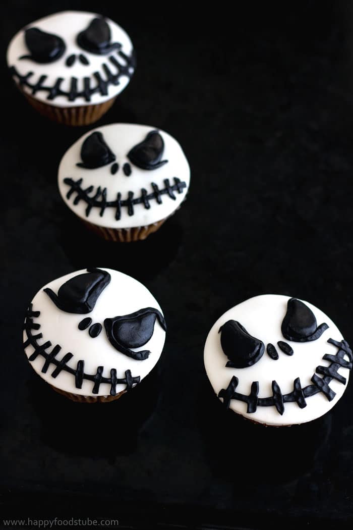 Halloween Jack Skellington Cupcake Toppers. Easy cake/cupcake decorating tutorial! | happyfoodstube.com