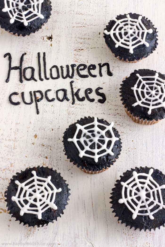 How to Decorate Halloween Spider Web Cupcakes. Super Easy Tutorial. | happyfoodstube.com