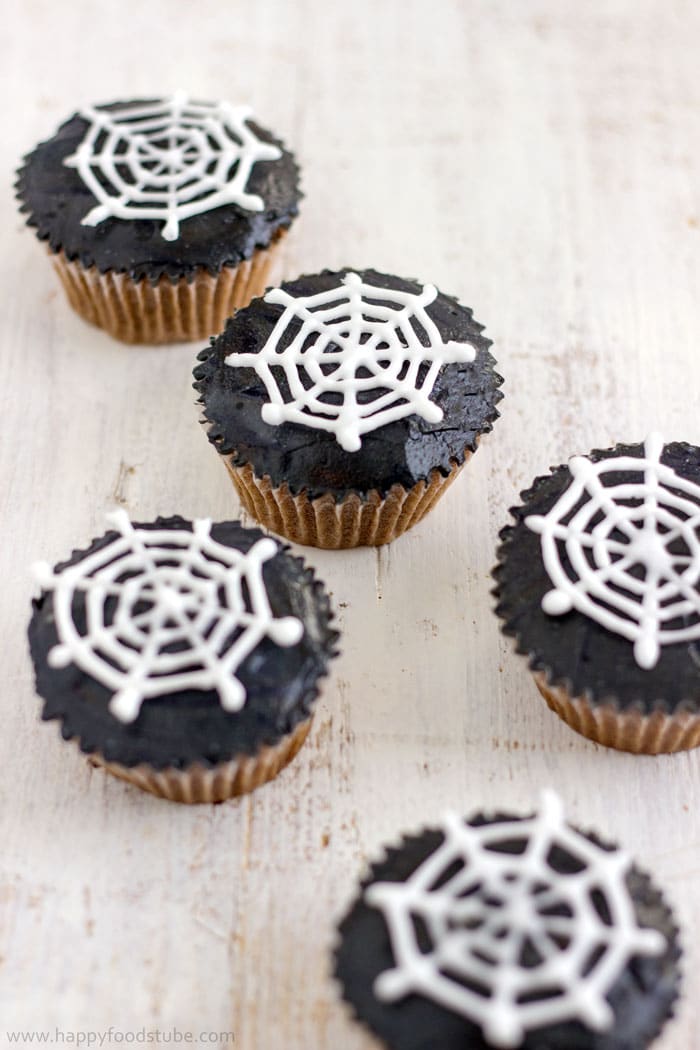 How to make Halloween Spider Web Cupcake Toppers. They are made with royal icing and you need only simple tools! | happyfoodstube.com