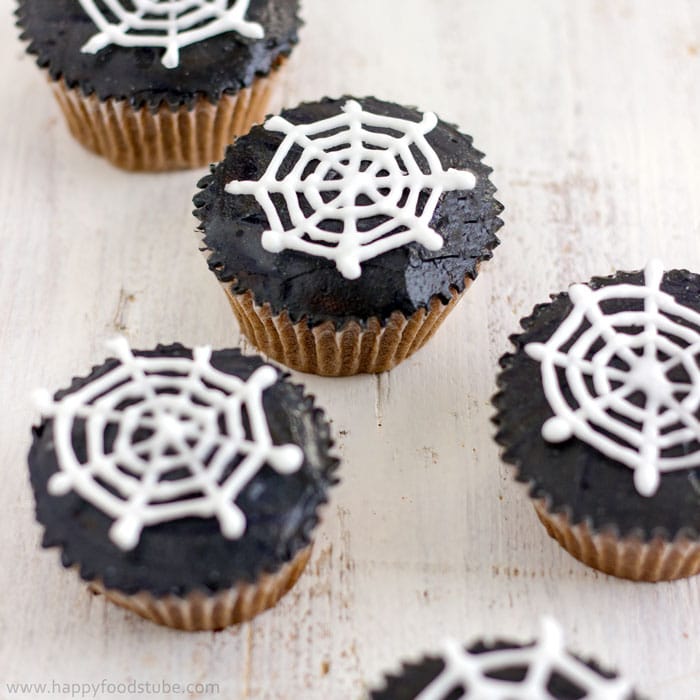 Halloween Spider Web Cupcake Toppers | happyfoodstube.com