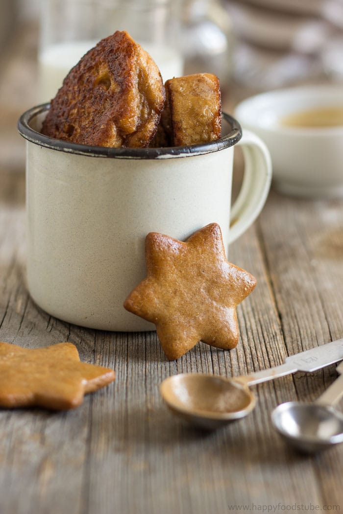 Gingerbread French Toast with Cinnamon Honey Sauce. Easy Christmas breakfast recipe | happyfoodstube.com