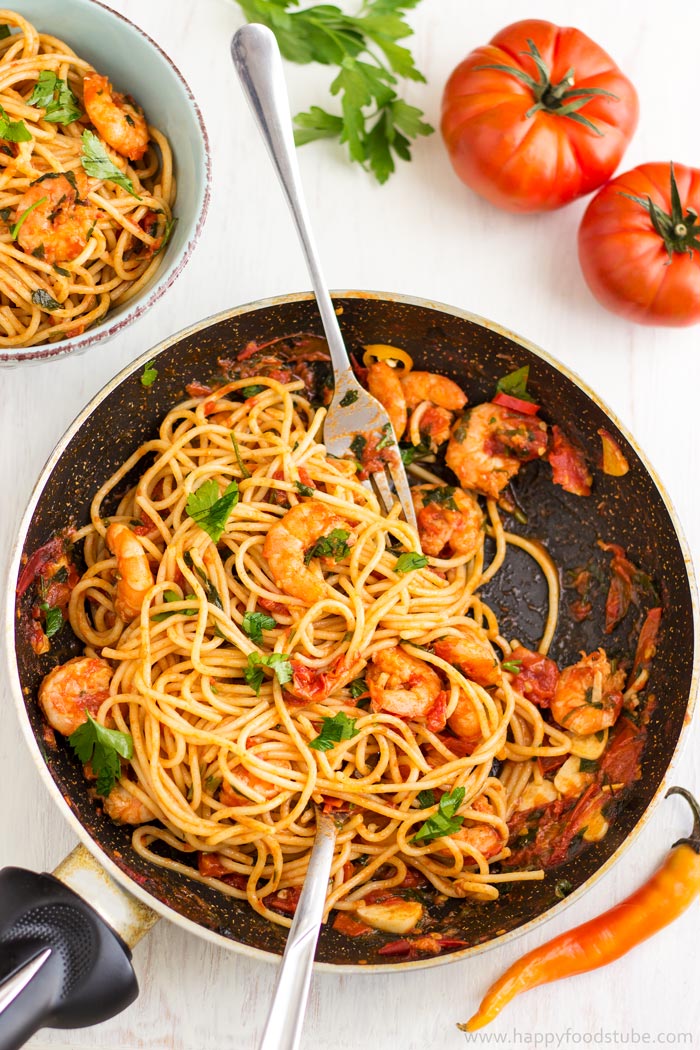 Spicy Shrimp Spaghetti with Tomato Sauce. Easy home cooking recipe | happyfoodstube.com