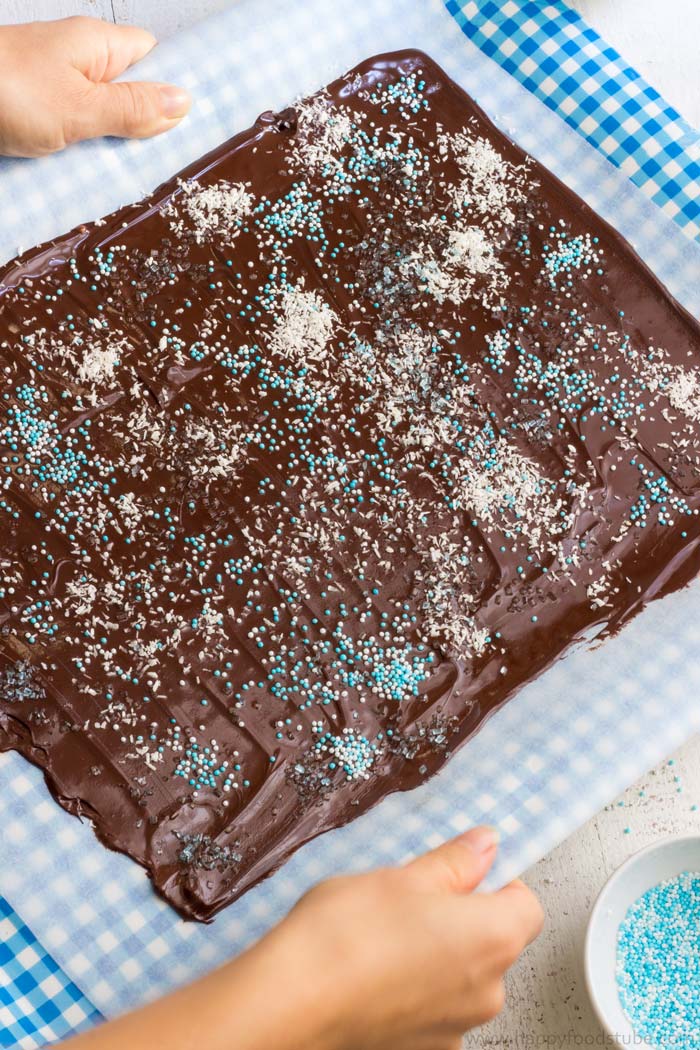 How to make a Christmas Chocolate Bark with Coconut | happyfoodstube.com