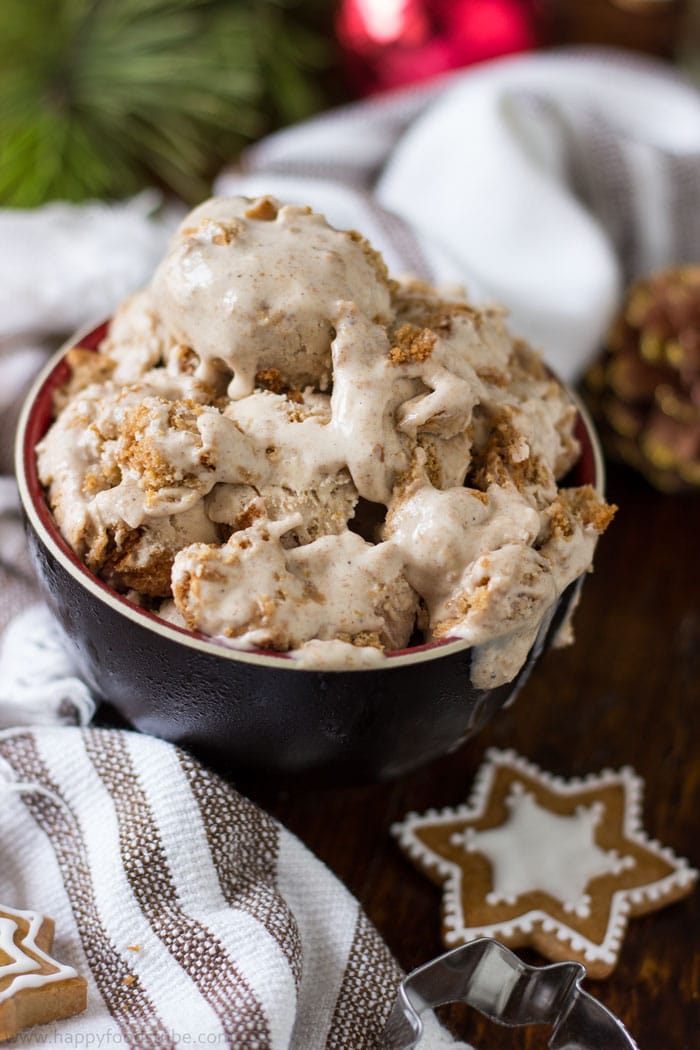 Homemade Gingerbread Ice Cream Recipe. Only 5 ingredients. Ready in 15 minutes | happyfoodstube.com