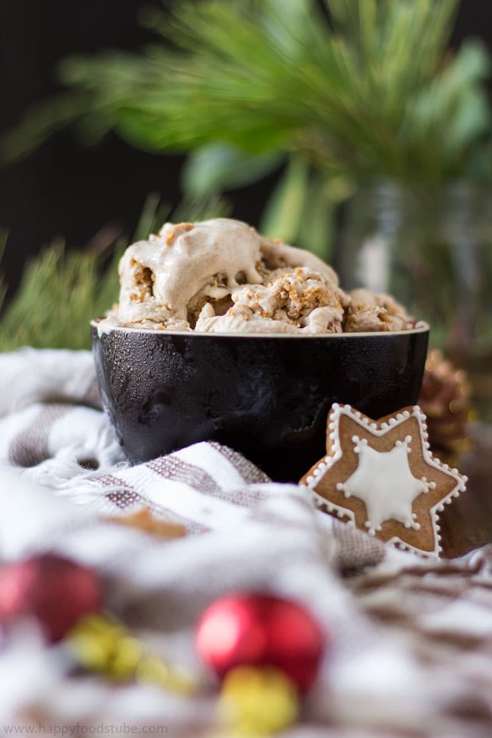 How to make Homemade Gingerbread Ice Cream. Super easy rcipe only 5 ingredients. Ready in 15 minutes | happyfoodstube.com