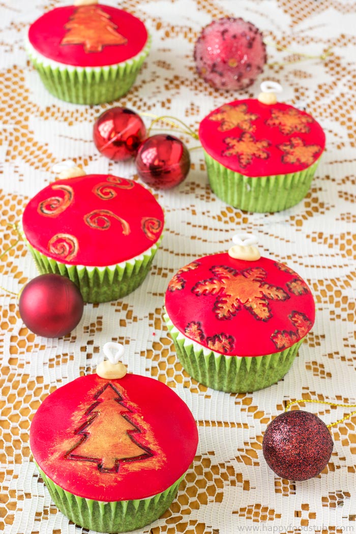 Homemade Edible Christmas Gifts - Christmas Baubles Cupcakes | happyfoodstube.com