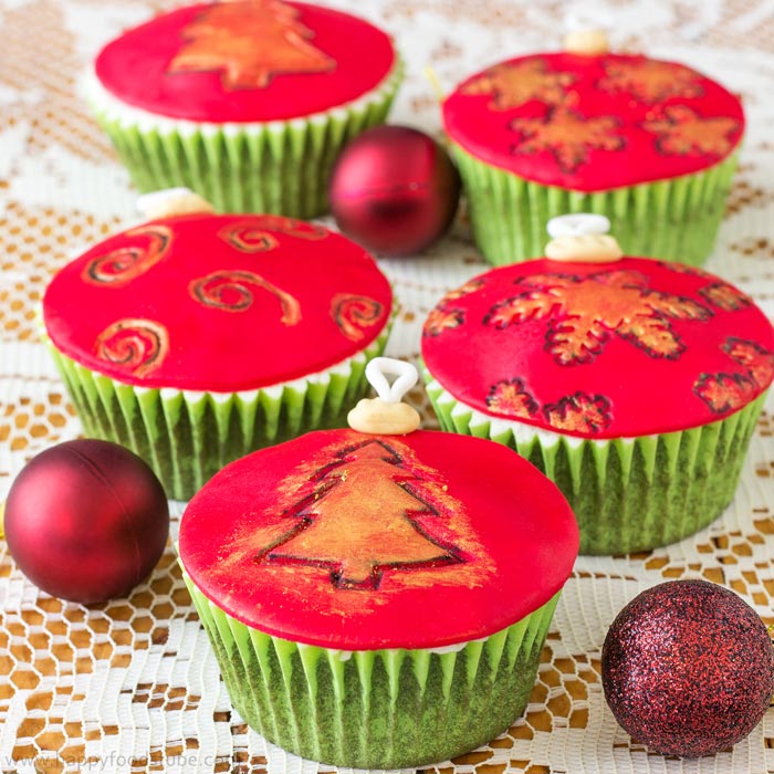 Homemade Edible Christmas Gifts - Xmas Baubles Cupcakes | happyfoodstube.com