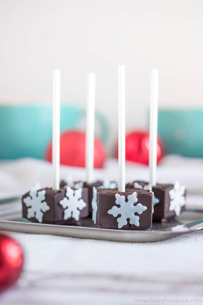 Homemade Edible Christmas Gifts - Hot Chocolate on a Stick | happyfoodstube.com