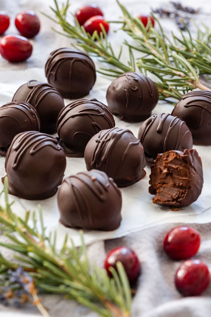 Homemade Chocolate Truffles {5 Ingredients}