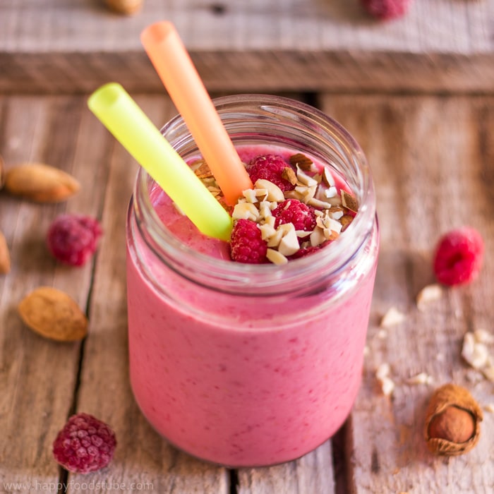 Dairy Free Raspberry Almond Smoothie | happyfoodstube.com