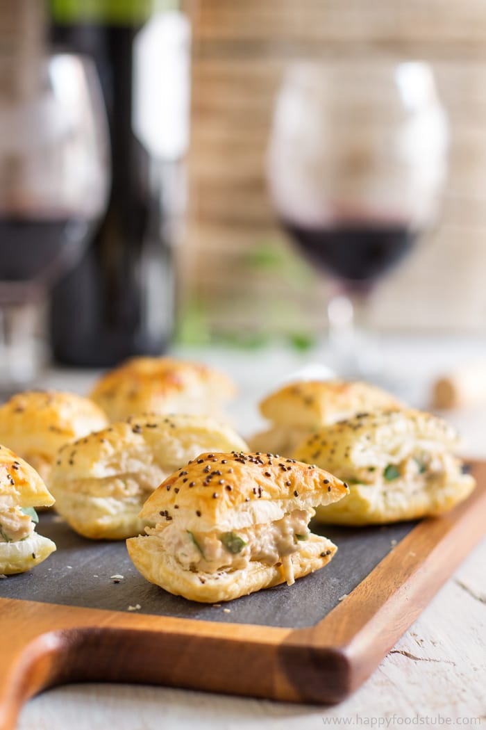 Puff pastry appetizers with chicken.