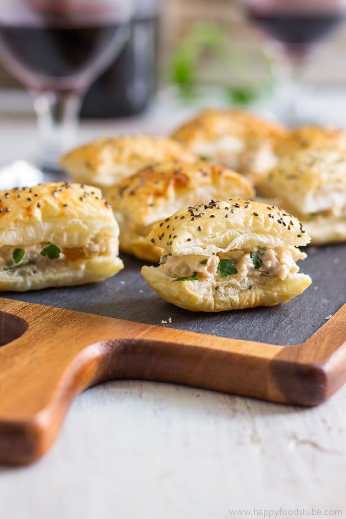 Puff pastry puffs filled with chicken, mayonnaise and mango chutney.