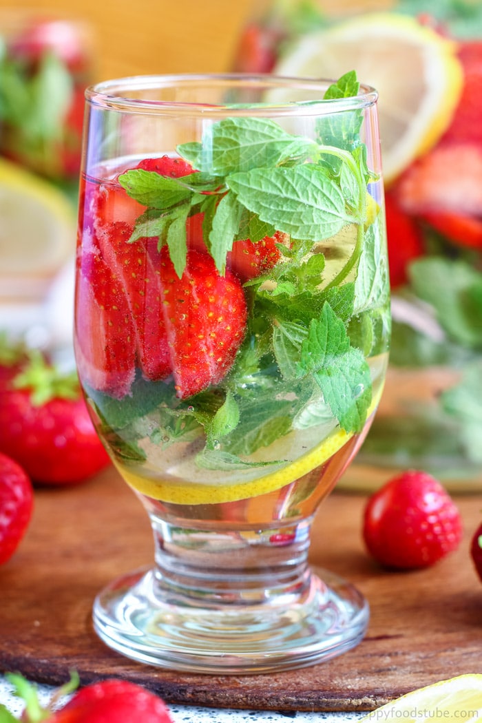 https://www.happyfoodstube.com/wp-content/uploads/2017/07/strawberry-lemon-infused-water-pic.jpg