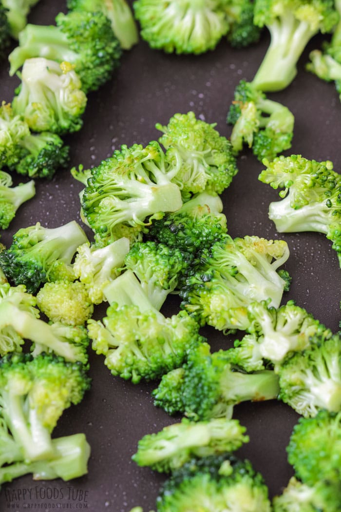 Frying broccoli on the skillet