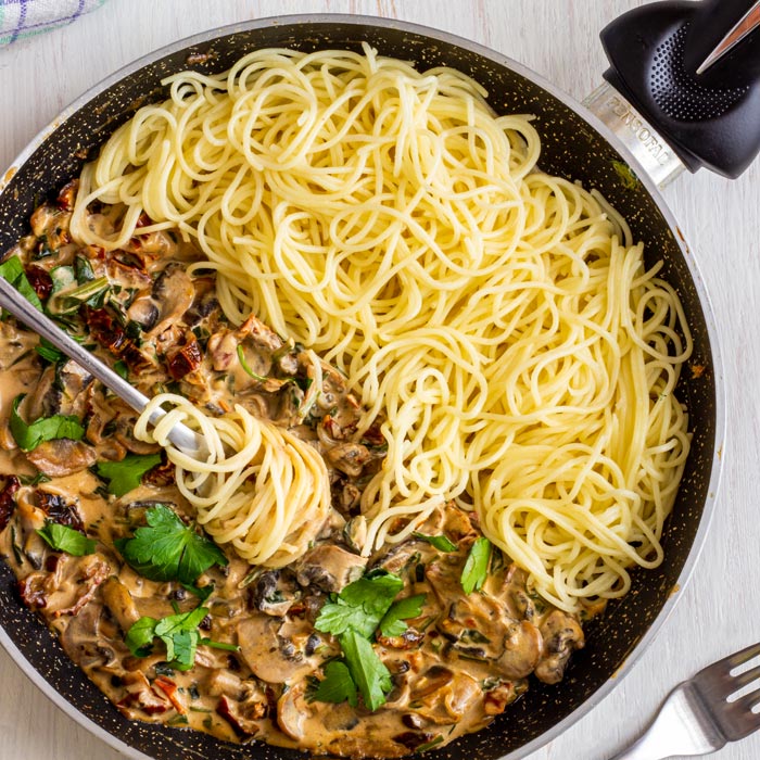 Best Creamy Mushroom & Sun-Dried Tomato Spaghetti