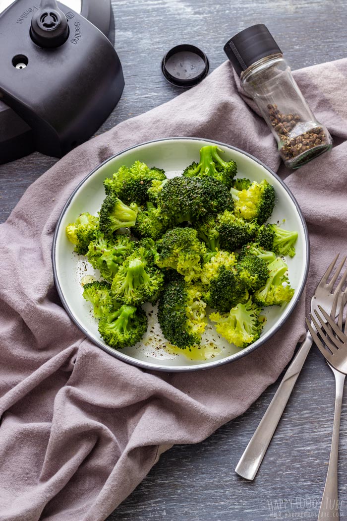 Instant Pot Broccoli with Black Pepper and Olive Oil