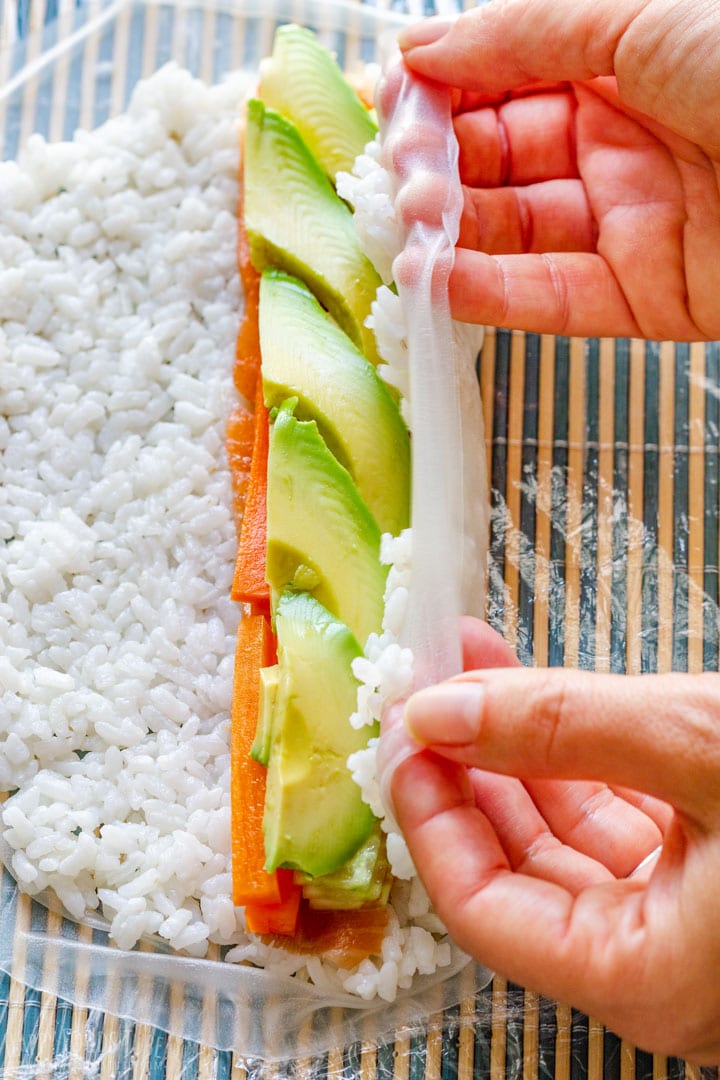 https://www.happyfoodstube.com/wp-content/uploads/2020/04/how-to-make-rice-paper-sushi-2.jpg