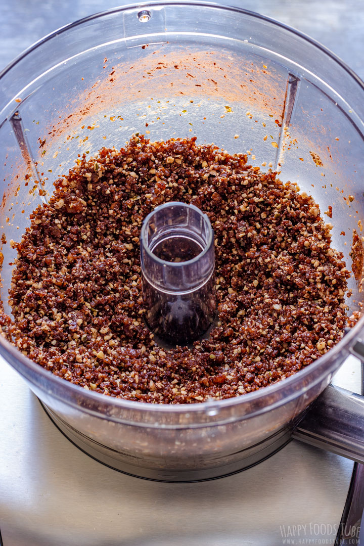 Date Bars Mixture in the blender