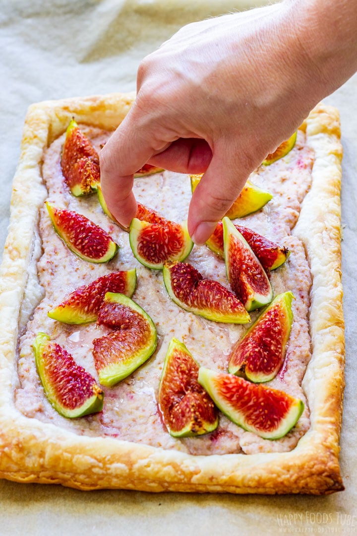 Topping fig tart with fresh figs